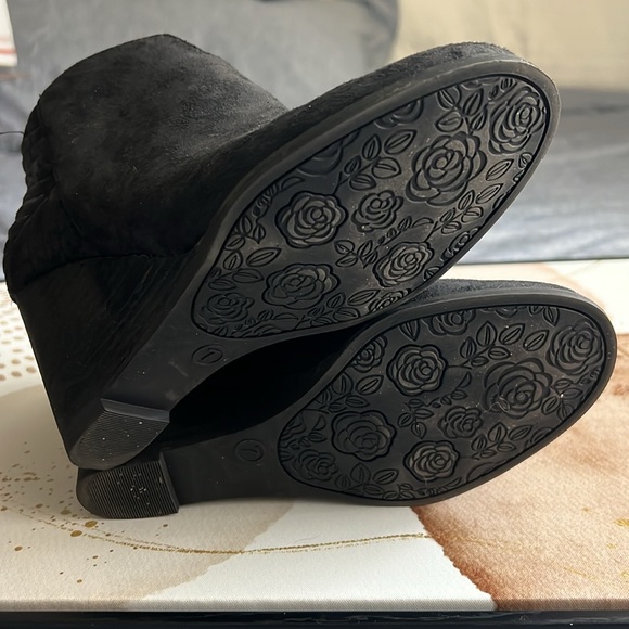Carlos by Carlos Santana black wedge booties - Picture 5 of 6